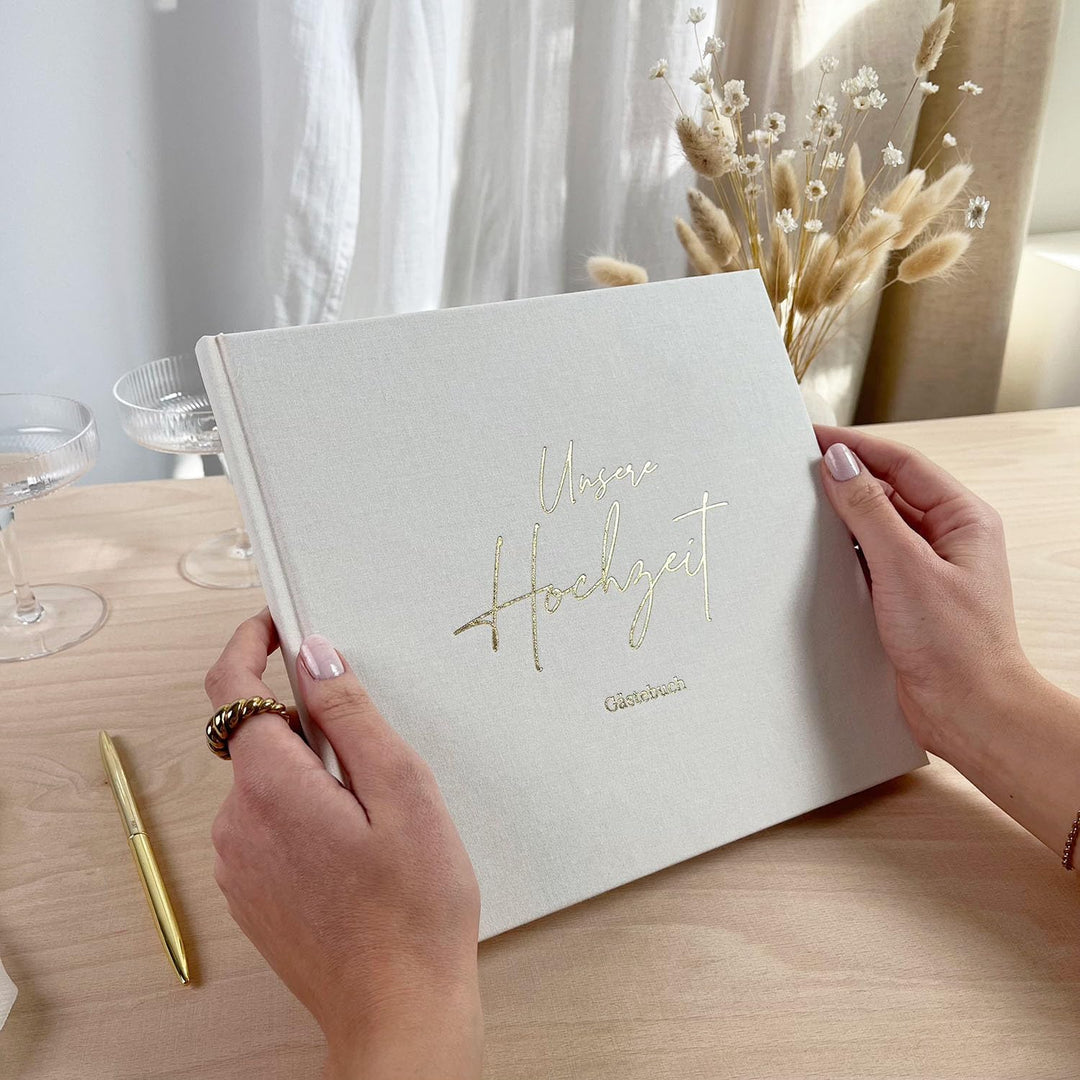 mintkind® Gästebuch Hochzeit zum Ausfüllen Offwhite inkl. 4 Stickerbögen | 84 Seiten mit Fragen für