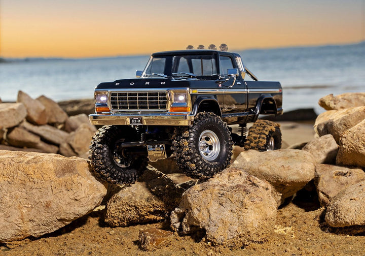 TRAXXAS TRX-4M Ford F150 schwarz 4x4 Lifted 1/18 Crawler RTR Brushed, mit Akku und USB Ladegerät