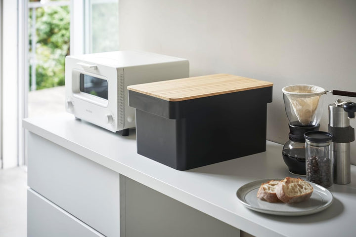 Yamazaki 4947 TOWER Brotkasten mit Messerablage, schwarz, Polypropylen/Bambus, Minimalistisches Desi