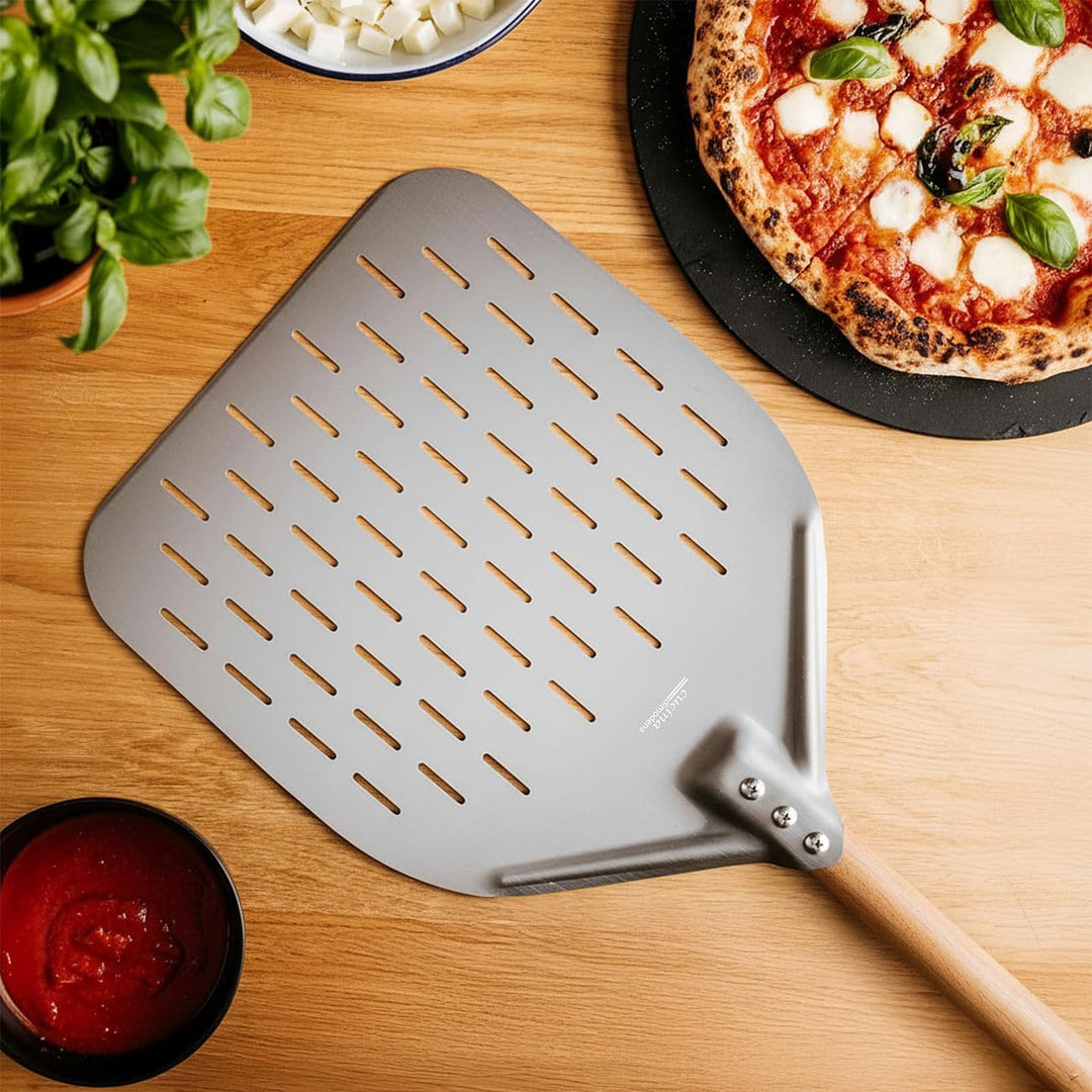 Pizzaschaufel: Perforierter Pizzaschieber mit Aluminium-Schaufel & Holzgriff, Ø 30 cm (Pizzaheber, P