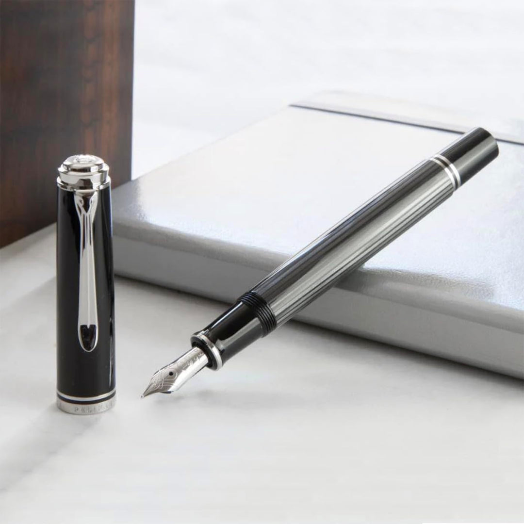 Pelikan Füllhalter Souverän 605 Stresemann, Schwarz-Anthrazit, Feder F (fein), hochwertiger Kolbenfü