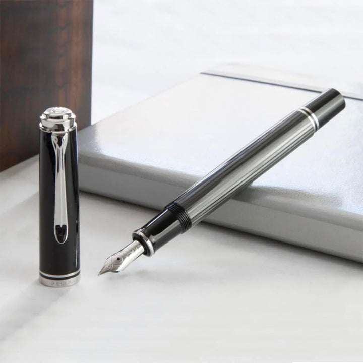 Pelikan Füllhalter Souverän 605 Stresemann, Schwarz-Anthrazit, Feder F (fein), hochwertiger Kolbenfü