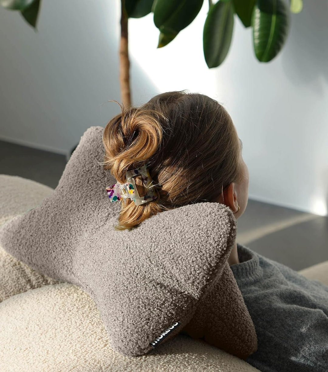mokebo Lesekissen aus weichen Bouclé-Stoff 'Der Leseknochen', ergonomisches Nackenkissen aus gemütli