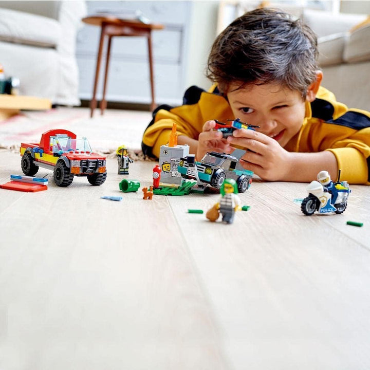 LEGO 60319 City Löscheinsatz und Verfolgungsjagd mit Feuerwehrauto und Motorrad, Polizei- und Feuerw
