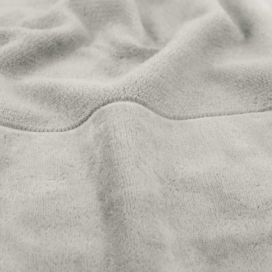 möve Bamboo Luxe Duschtuch 80 x 150 cm aus 60% Baumwolle / 40% Viskose aus Bambus-Zellstoff, silver