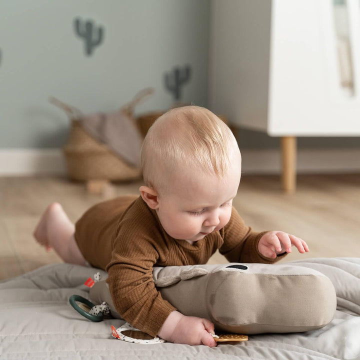Done by Deer Tummy Time Kissen - Baby Bauchlage Kissen und Sensorik Spielzeug ab 3 Monate - mit Spie