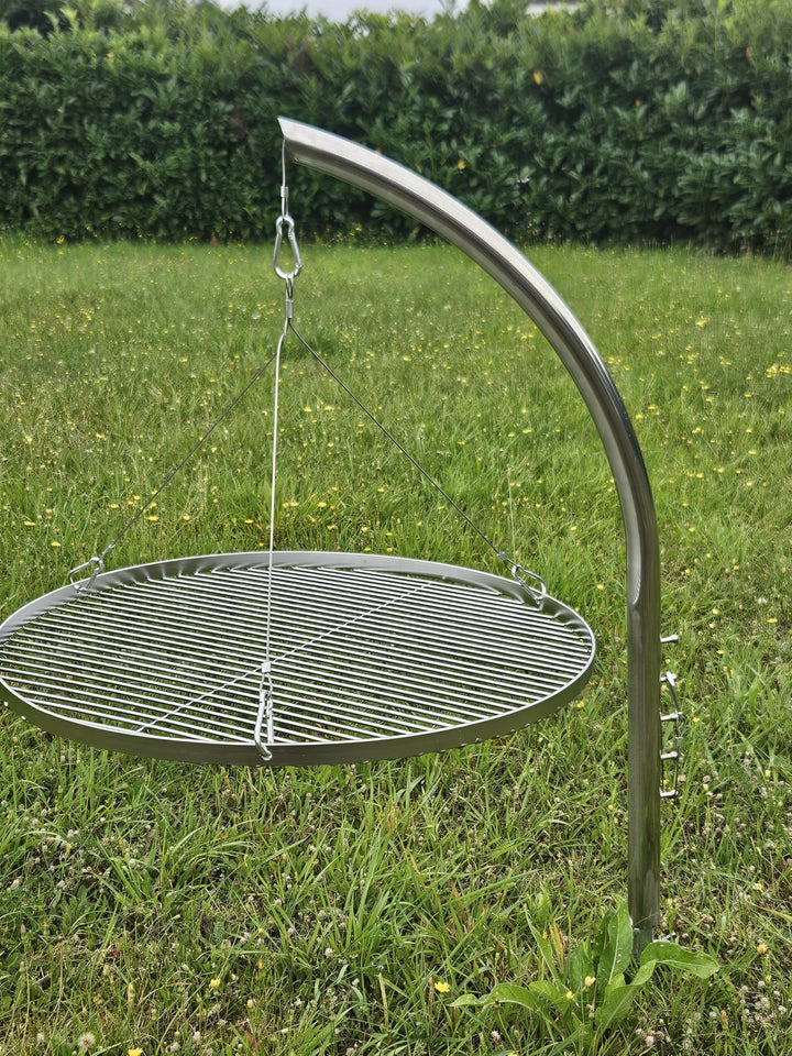 HeRo24 Schwenkgril/Grillgalgen Edelstahl T210 mit 60 cm Edelstahl Grillrost – Grillgalgen mit Erdspi