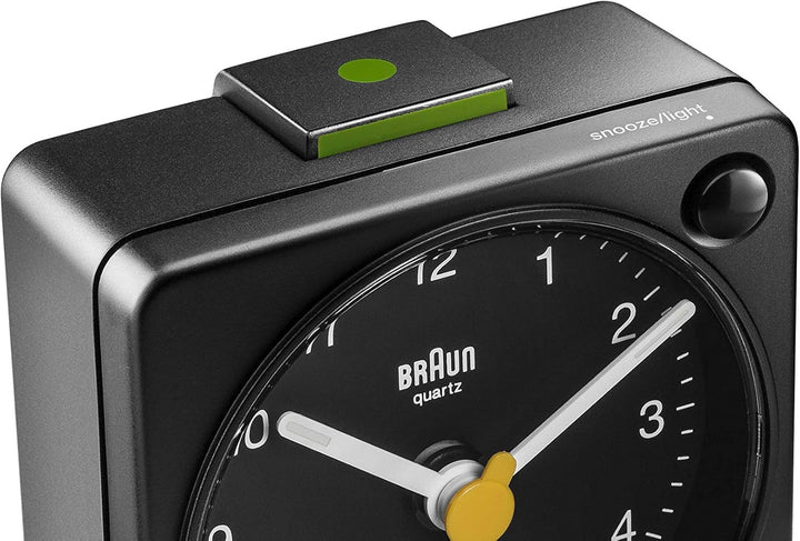 Braun Klassischer analoger Reisewecker mit Schlummerfunktion und Licht, kompakte Grösse, ruhiges Qua