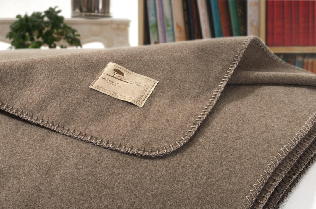 Wohnen &amp; Accessoires GmbH &amp; Co. KG Kaschmirdecke, Wolldecke aus 100% Kaschmir Amalfi grau-braun 150x