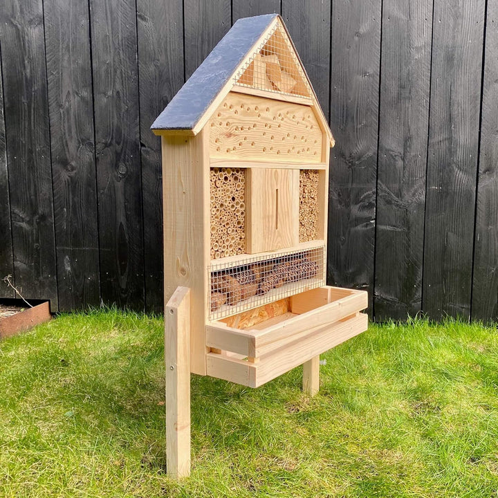 GARTENETAGE Stehendes Insektenhotel XXL mit Pflanzenoase &amp; Schieferdach/Naturbelassenes, massives In