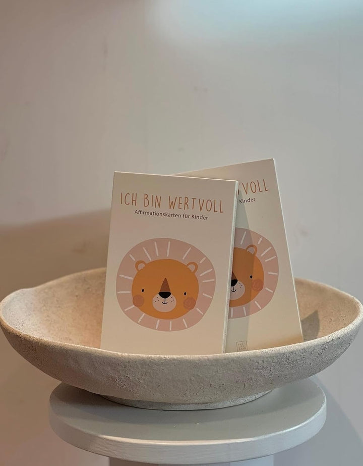 The Life Barn Affirmationskarten für Kinder mit Holzaufsteller – 30 Achtsamkeitskarten für mehr Selb