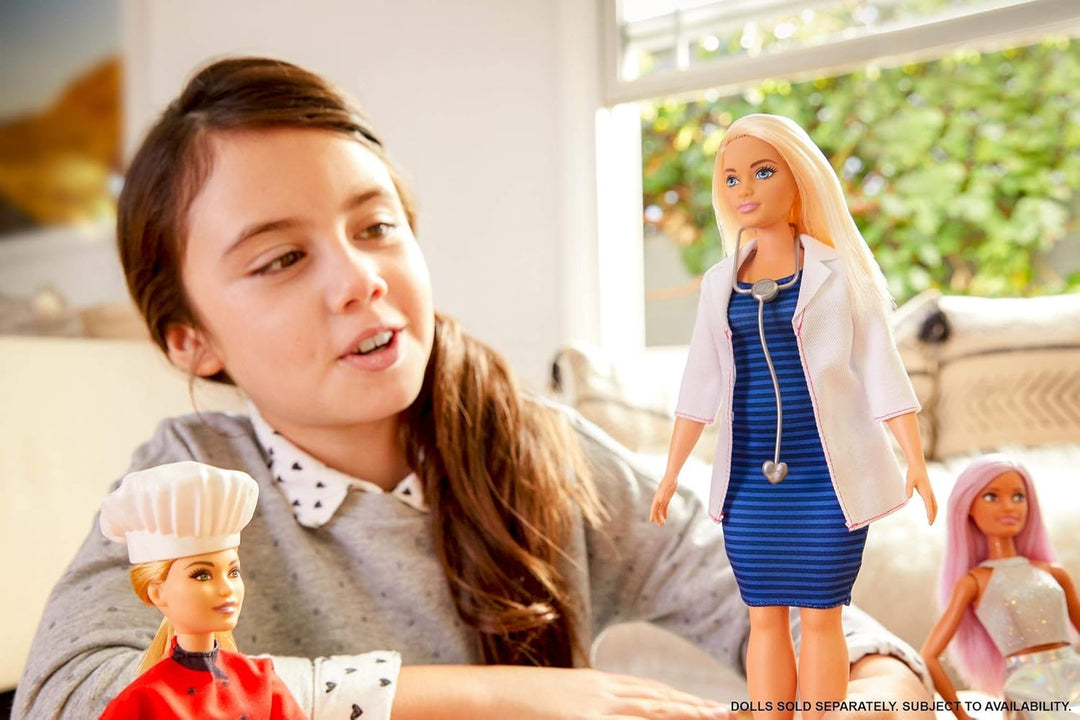 Barbie FXP00 - Kurvige Ärztin-Puppe mit Stethoskop und blondem Haar, Spielzeug ab 3 Jahren