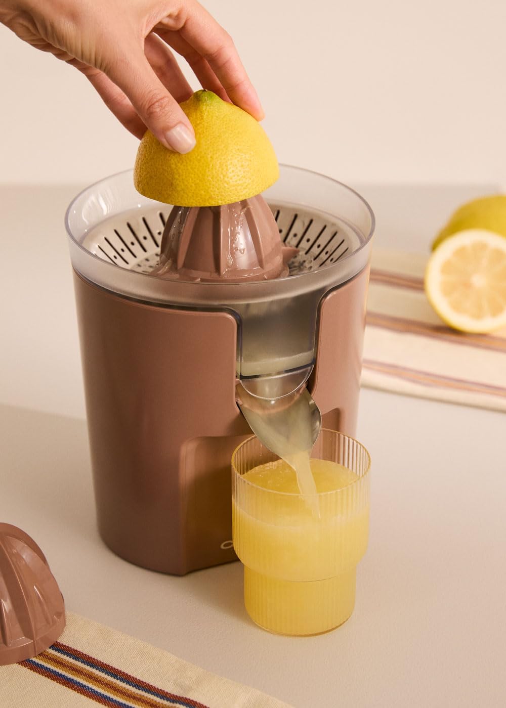 CREATE/JUICER STUDIO/Elektrische Zitruspresse in Mokka/Spritzfrei, 230ml Behälter, Fruchtfleischfilt