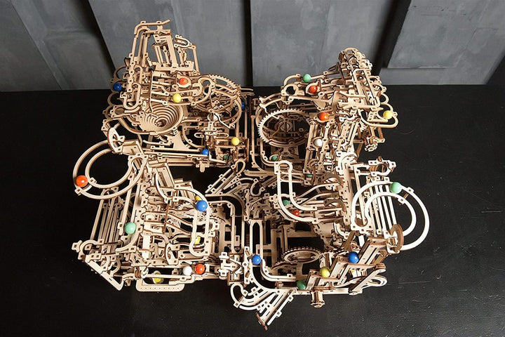 UGEARS DIY-Mechanische Holzkugelbahn - Marble Run 3D Holzpuzzle für Erwachsene - Holzmurmelbahn mit