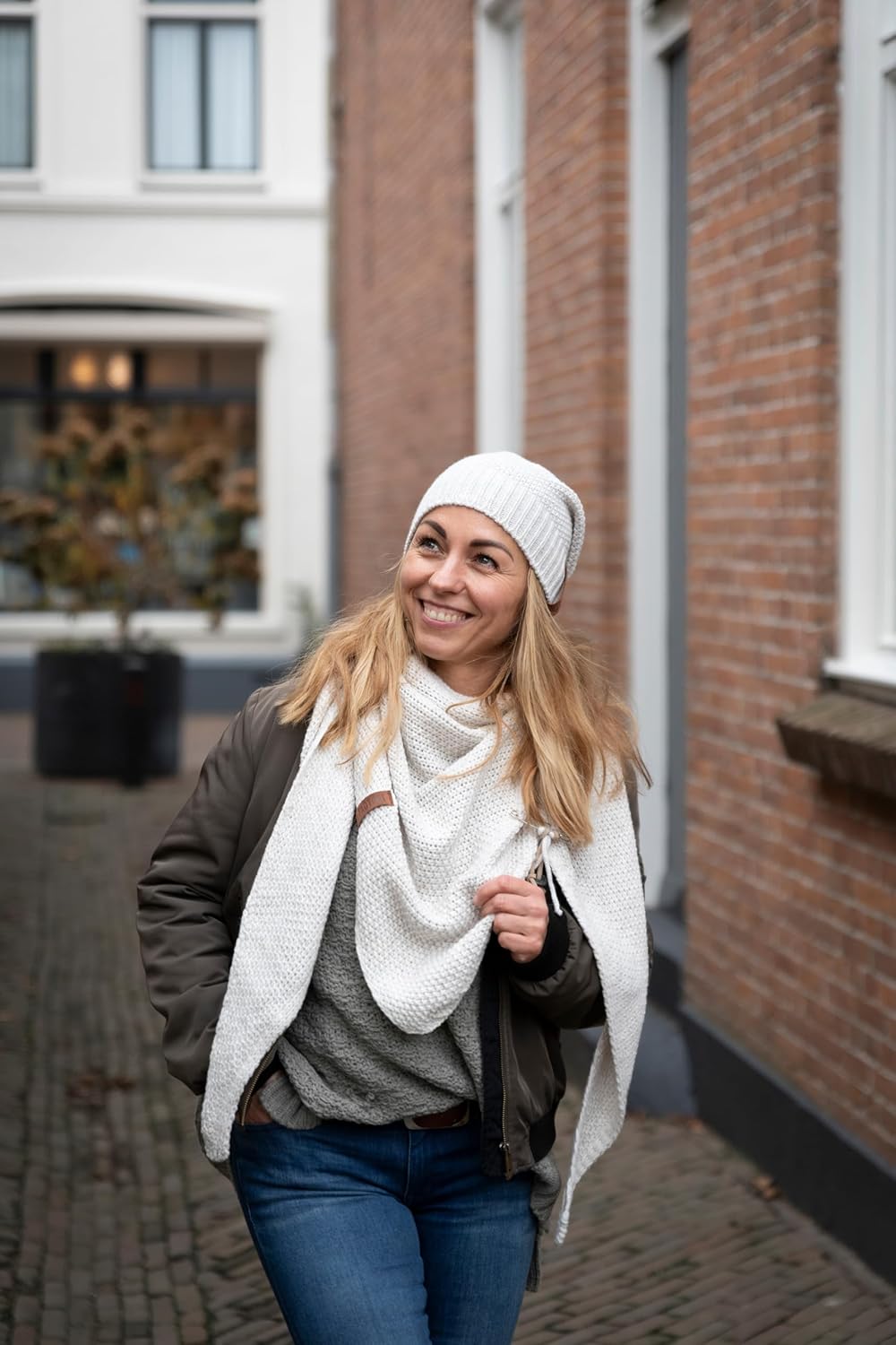 KNIT FACTORY - Dreiecksschal Coco - Damen Strickschal mit Wolle - Umschlagtuch für den Herbst und Wi