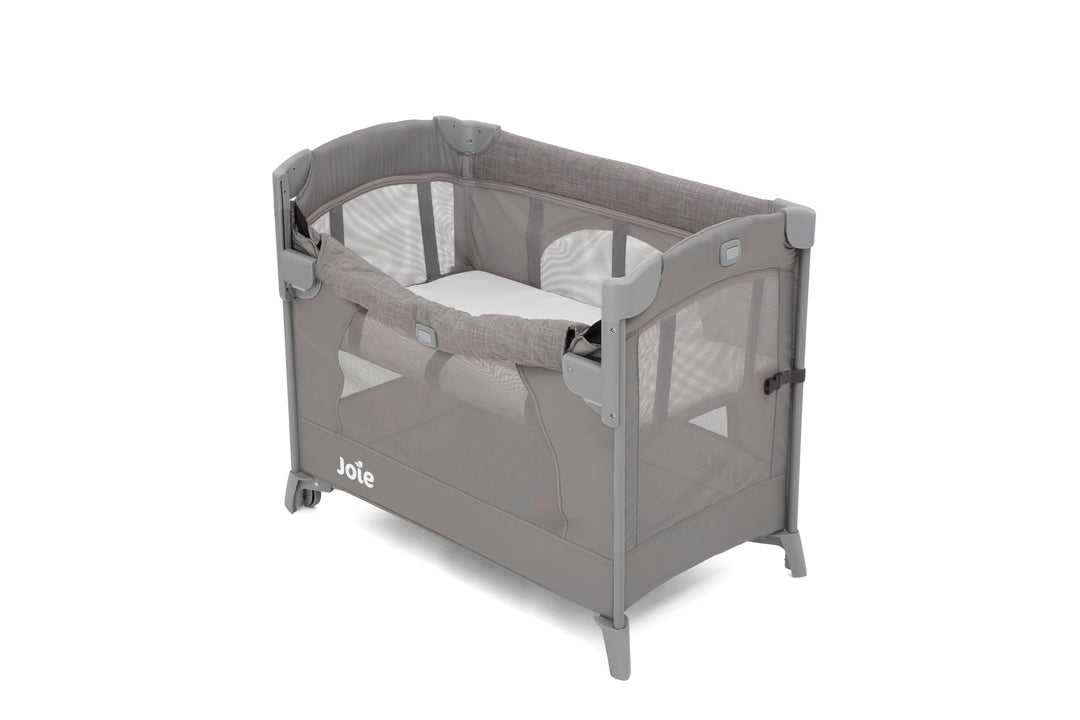Joie Kubbie™ Sleep Reisebett, 2-in-1 Beistellbett, absenkbare Seite, herausnehmbarer Einsatz, kompak