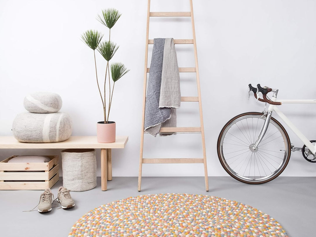 myfelt Liese Filzkugelteppich — Ø 70 cm, ideal für Schlaf-, Wohn-, Kinderzimmer, Flur & Bad, Gelb/Bl