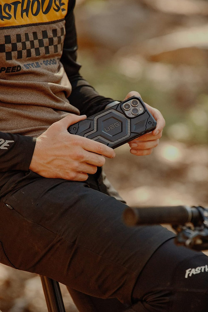 Urban Armor Gear UAG Monarch Pro Schutzhülle kompatibel mit Apple iPhone 14 Pro [Wireless Charging/M