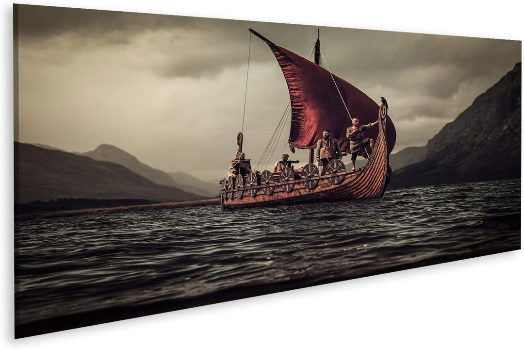 islandburner Bild auf Leinwand Gruppe Von Wikingern Auf Dem Meer Auf Drakkar Mit Bergen Im Hintergru