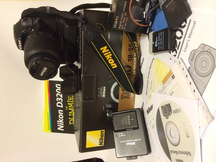Nikon D3200 SLR-Digitalkamera (24 Megapixel, 7,4 cm (2,9 Zoll) Display, Live View, Full-HD) Kit inkl