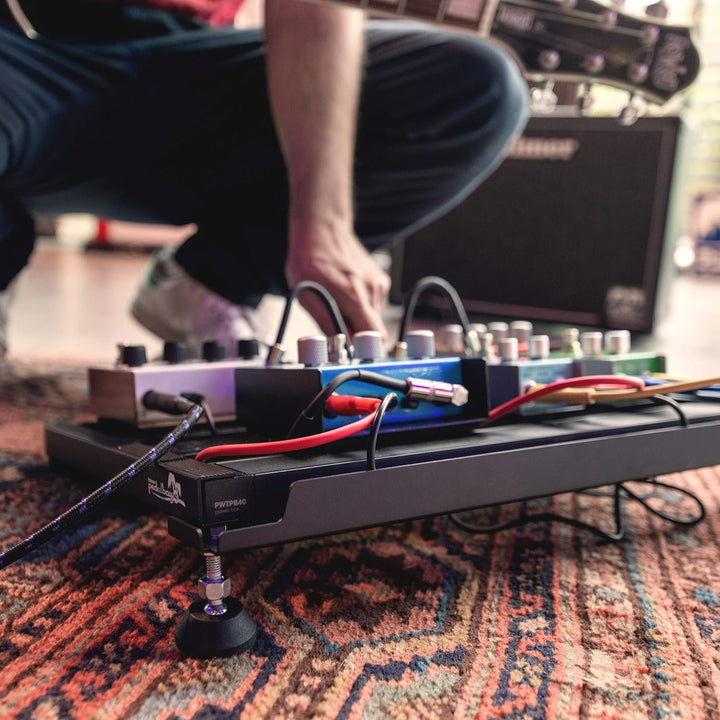 Palmer Pedalbay 40 PB Set - Pedalboard 40 cm inkl Palmer WT PB 40 Netzteil mit 8 Ausgängen, 40 cm