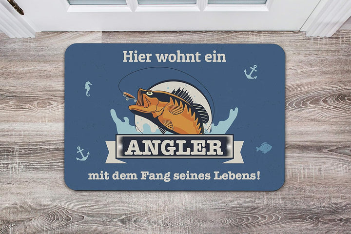 Tassenbrennerei Fussmatte innen - Hier wohnt EIN Angler mit dem Fang seines Lebens - Geschenk Schmut