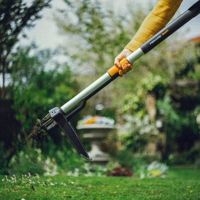 Fiskars Teleskop-Unkrautstecher, Länge 1 - 1,19 m, Rostfreie Stahl-Arme/Kunststoffgriff, Schwarz/Ora