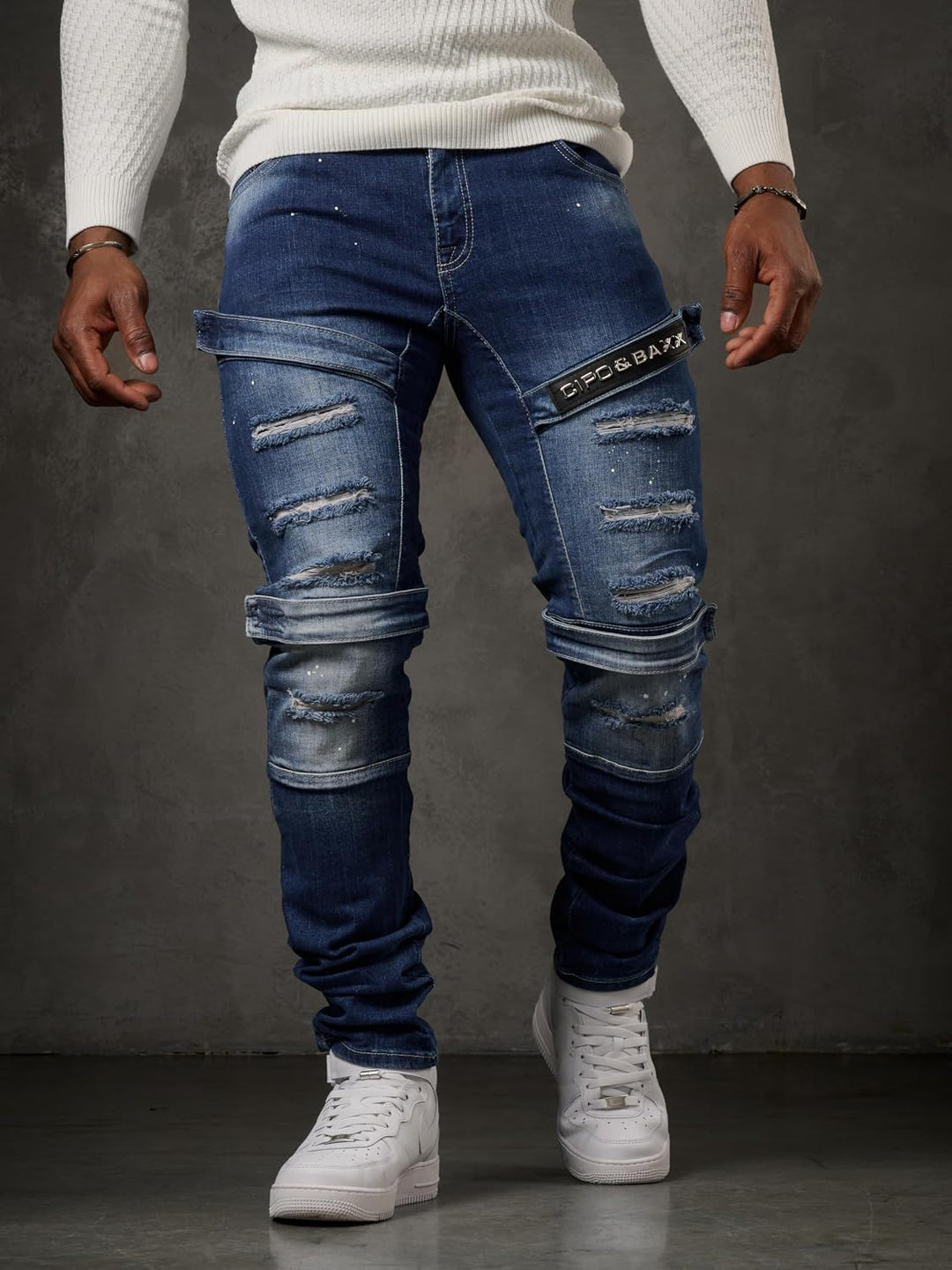 Cipo &amp; Baxx Herren Jeanhose | Destroyed &amp; Frayed Denim mit Nieten, Kunstleder, Ziernähte &amp; Graffiti