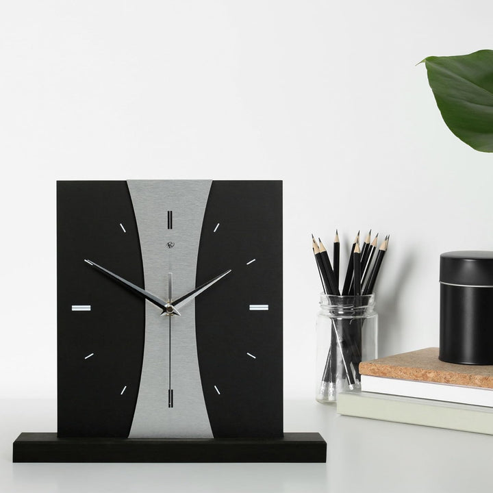 Kreative Feder Designer-Standuhr „Stripe“ aus Holz – Schwarze Tischuhr in modernem Metallic-Look ohn