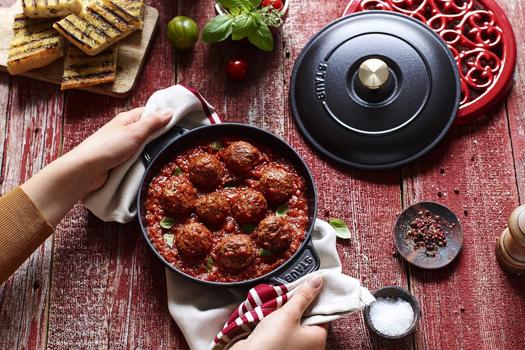 Staub 40509-579-0 Auflaufform, rund 20 cm, 0,75 L mit mattschwarzer Emaillierung im Inneren der Aufl