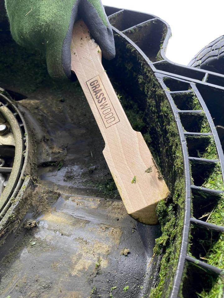 GRASSWOOD® Schaber zum Putzen und Reinigen. Entfernt Grasreste von Rasenmäher, Rasenroboter und Rase