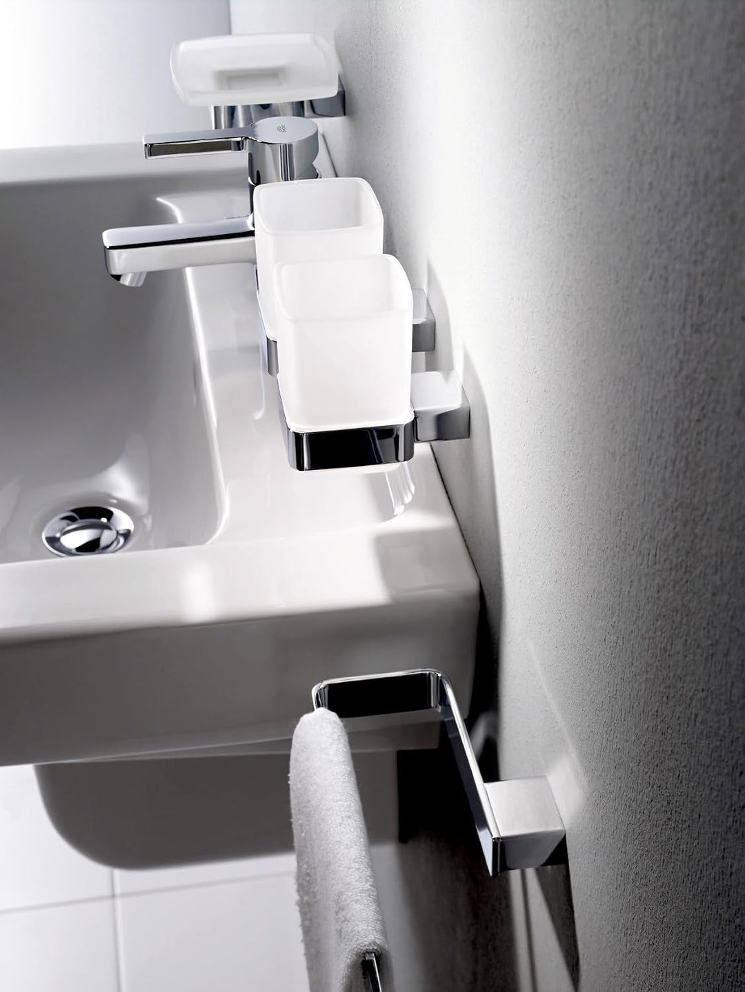 emco LOFT Glashalter mit Glas zur Wandmontage, eleganter und kompakter Zahnbürstenhalter aus Alumini