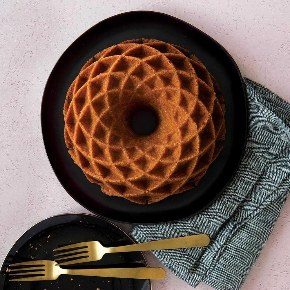 Nordic Ware Backform - Gugelhupf - Napfkuchen " Jubilee " in Gold mit filigranem Design für echte Ba
