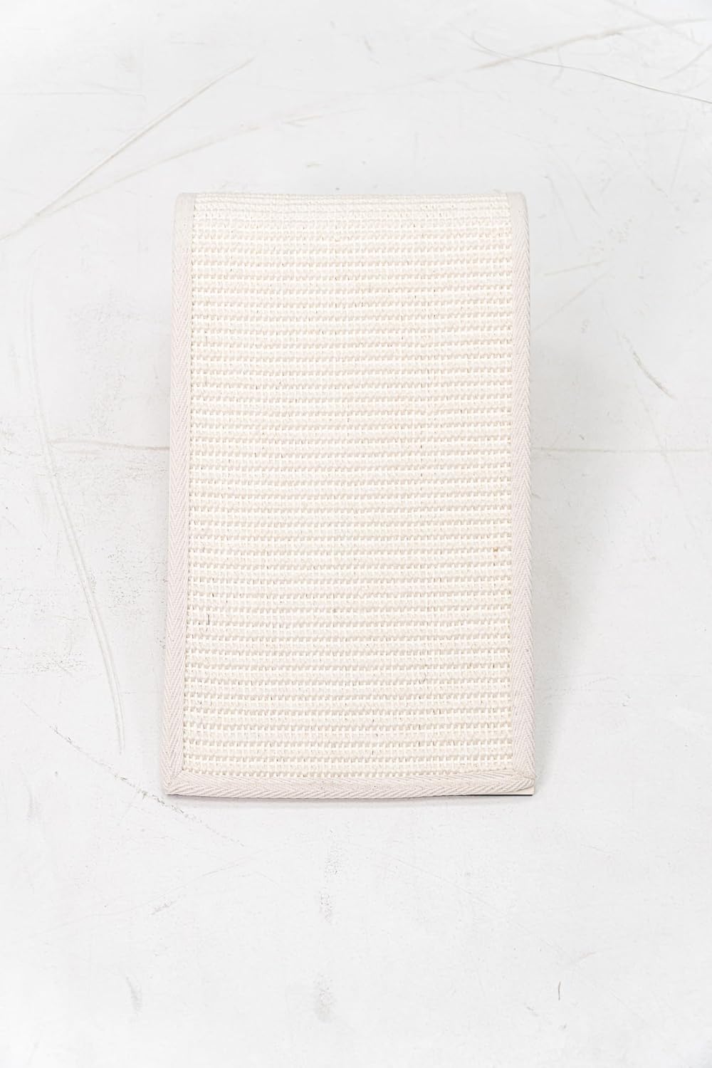 Petrebels Design Kratzbrett aus Holz mit Natur-Sisalteppich, Archie 38 x 23 x 17 cm, Farbe Beige/Cre
