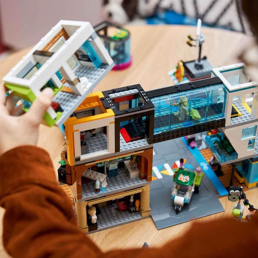 LEGO 60380 City Stadtzentrum Set, Modellbausatz, Spielzeug mit Spielzeugläden wie Friseur, Tierarzt,