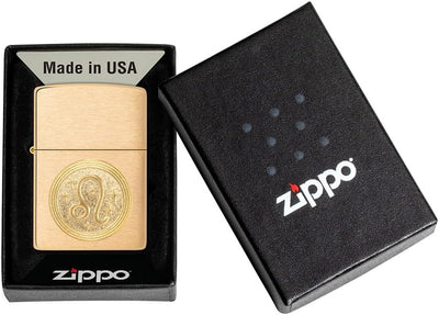 ZIPPO – Leo Emblem – Brass Brushed – Sturmfeuerzeug, befüllbar, in hochwertiger Geschenkbox Löwe, Lö