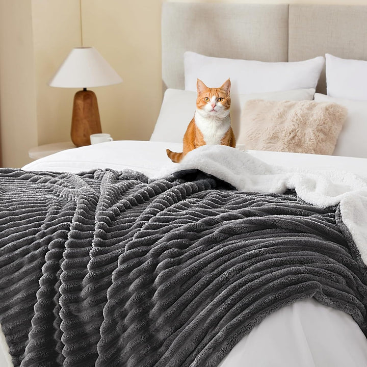 WAVVE Decke Sherpa Kuscheldecke Flauschig Grau - Extra Warme Dicke Weiche Grobe Kordecke Sofaüberwur