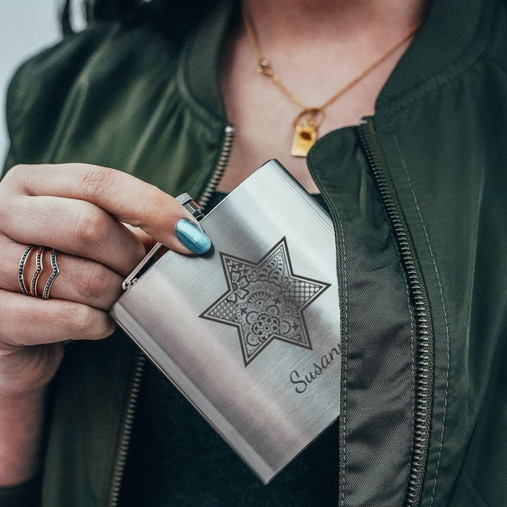 personalisierbarer Flachmann aus Edelstahl mit Name – Stern Zentangle – Taschenflasche mit Wunschgra