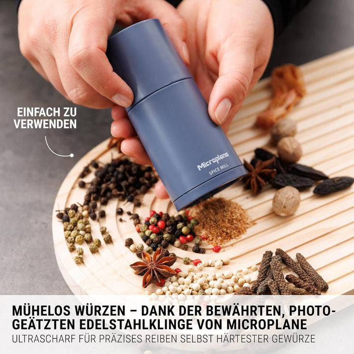 Microplane Gewürzmühle 2in1 – Denim Blau | Manuelle Mühle mit rasiermesserscharfer Edelstahlklinge |