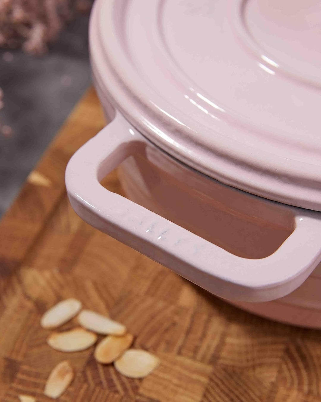 Sallys Medium Gourmet Gusseisentopf mit Deckel, emaillierte Beschichtung, Für alle Herdarten, ofenfe