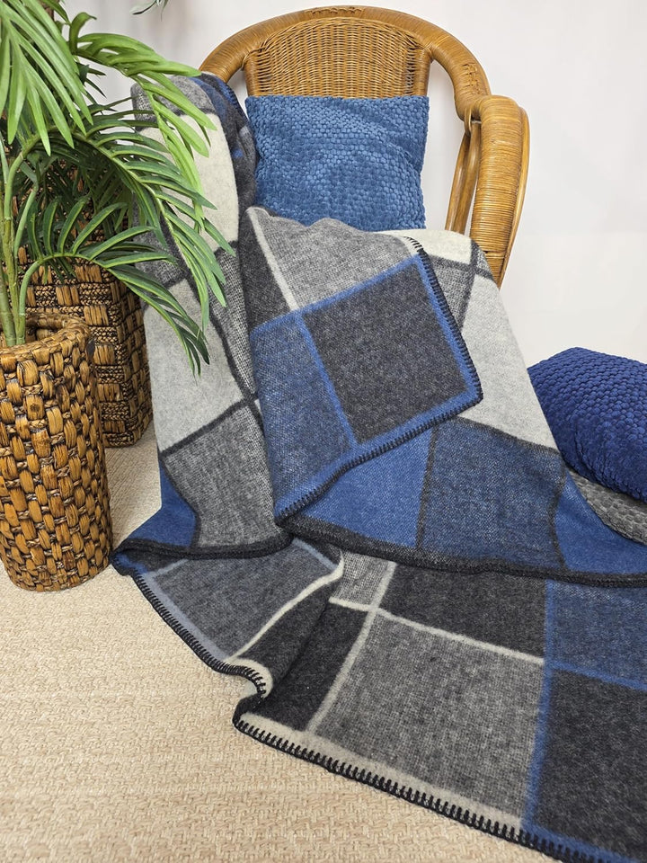 Wohndecke Wolldecke 100% Schurwolle 150 x 200 cm Tagesdecke Schurwolldecke Plaid Selva Grau-Blau-Hel