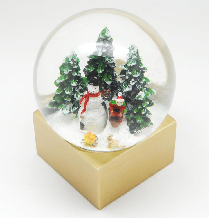 Weihnachts-Schneekugel Winterstimmung | Schneemann Steht mit Kind auf Schlitten | Sockel Farbe Gold