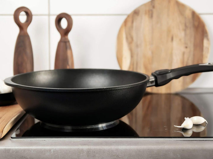 AMT Gastroguss Wok 32 cm Ø, 10 cm hoch, Wokpfanne, induktionsgeeignet, abnehmbarer Stiel, Lotan® Ant