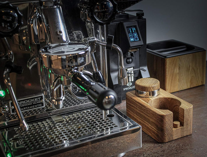Clara Coffee Tamperstation 58mm | Tamper Station aus Schönem Eichen Holz Für Siebträger: Durch Gutes
