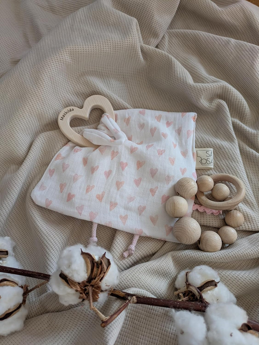 Sarosa Knistertuch aus Musselin mit personalisiertem Greifling | Geschenke zur Geburt Taufe | Namens