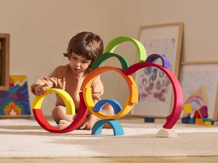 goki 58478 - Bausteine Regenbogen aus Ahornholz - goki Evolution - 11 Teile - Bunte Farben auf Wasse