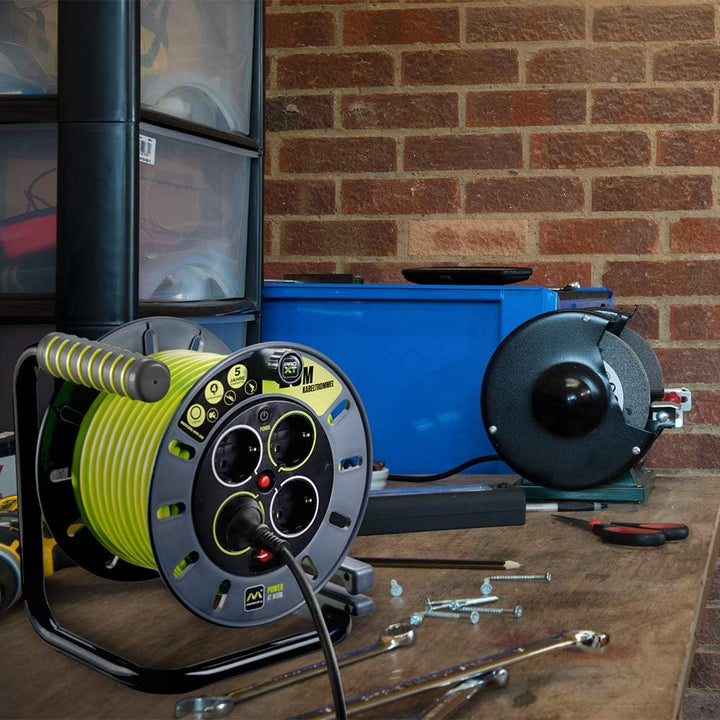 Masterplug Pro-XT Kabeltrommel 20 Meter, 4 EU Schuko-Steckdosen, Verlängerungskabel 16 A, Thermoschu