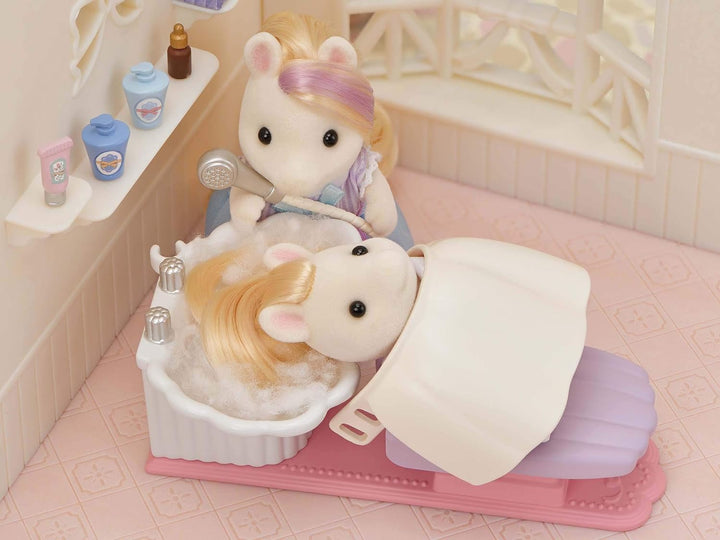 Sylvanian Families 5643 Pony Friseursalon mit Figur - Puppenhaus Spielset, einzelverpackt, 26 x 28.5