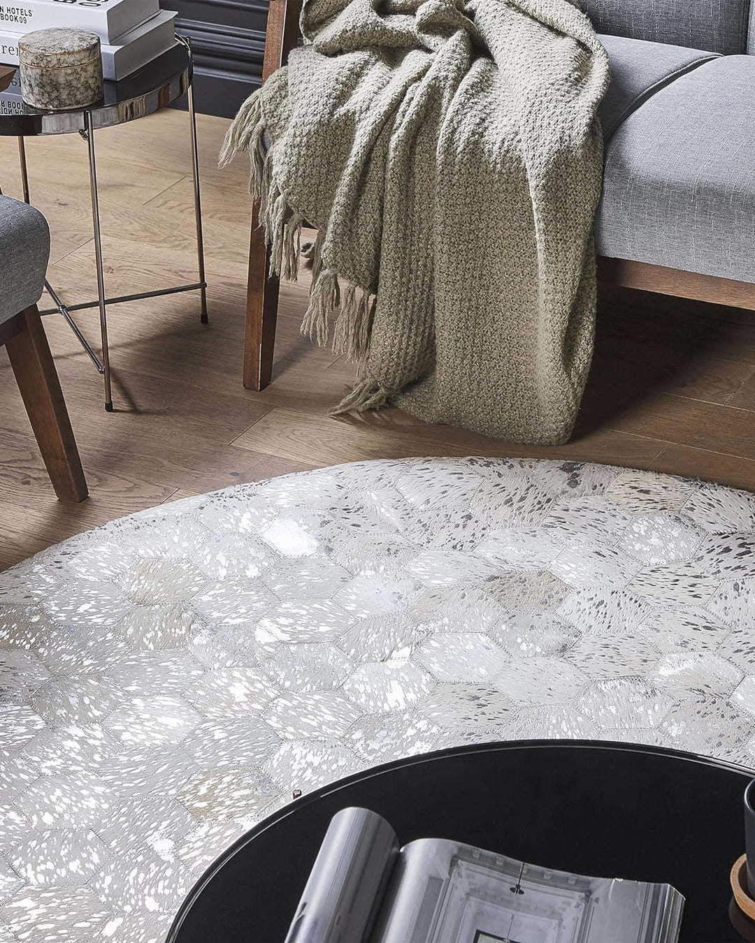 Designer Teppich aus Leder in Beige und Silber rund ⌀ 140 cm Bozkoy