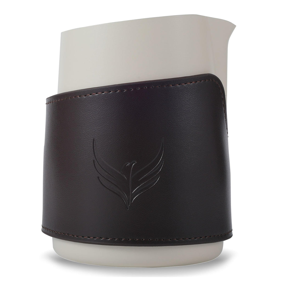 KNODOS Milchkännchen, griffloser Latte-Dampfkrug (weiss, 400 ml, 14 oz) mit Lederhülle, Milchaufschä